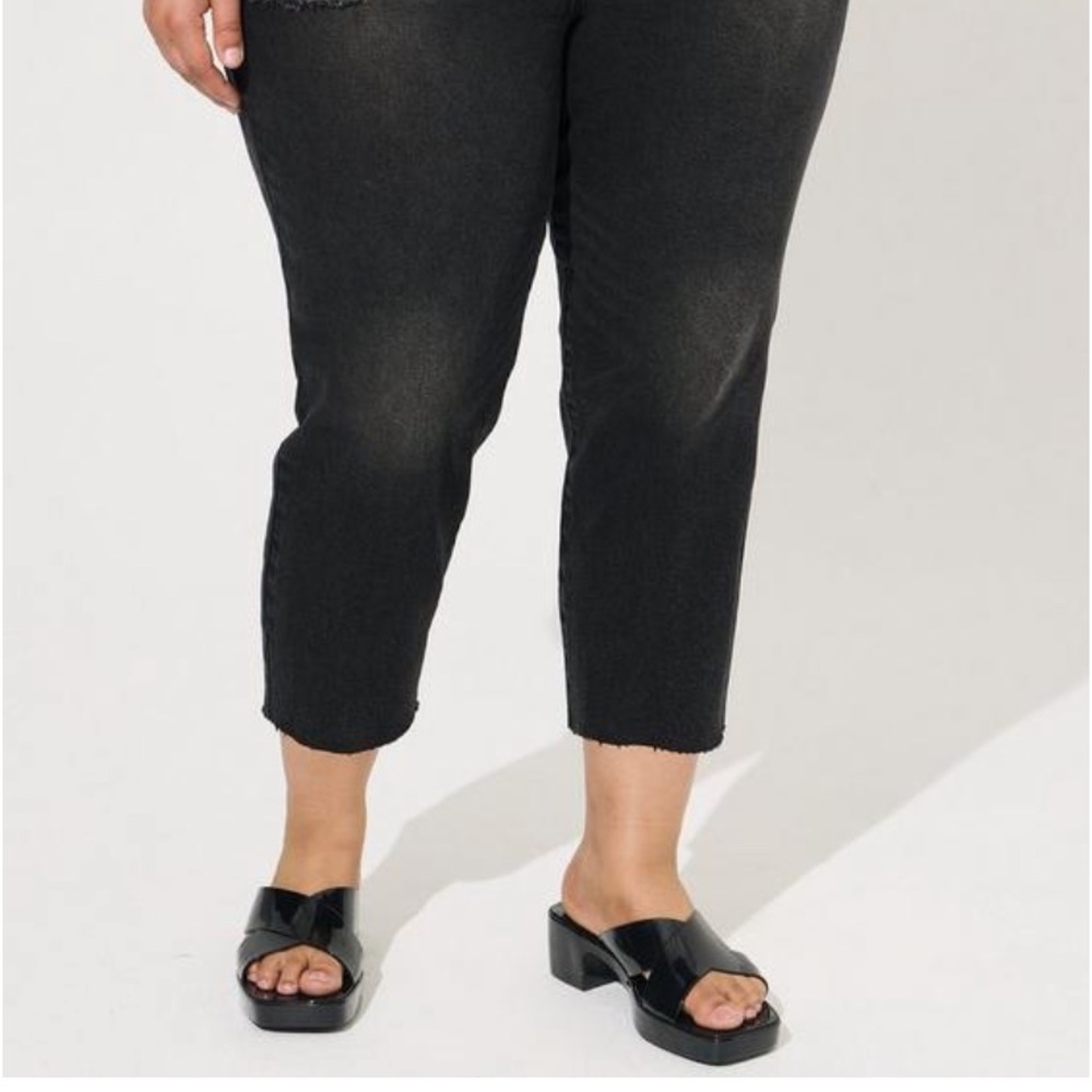 Torrid Black Cropped Mid-Rise Jeans - Picture 2 of 11
